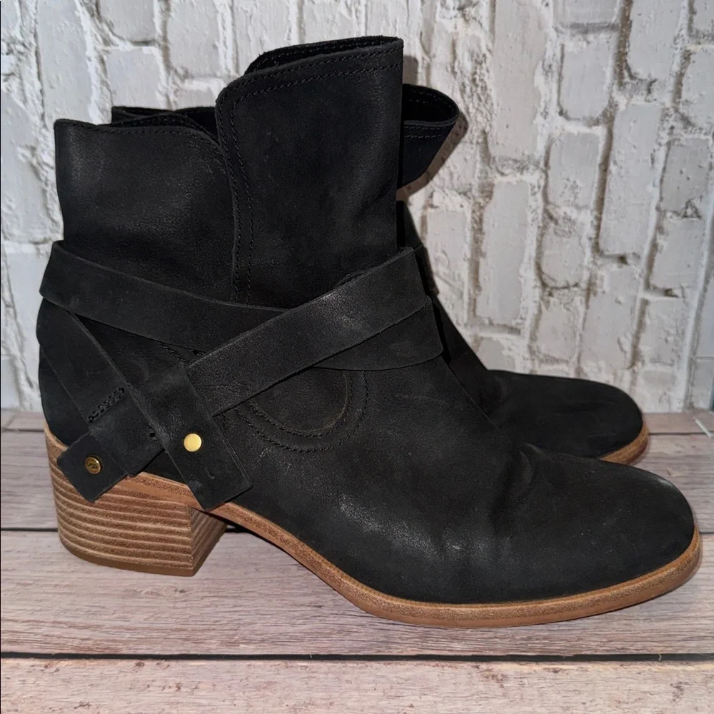UGG 100% leather